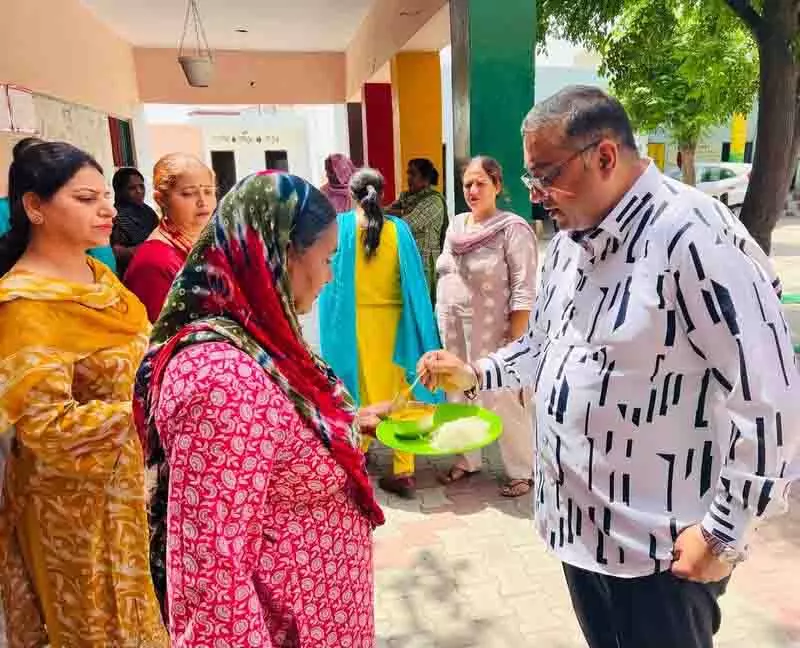 Amritsar: राज्य खाद्य आयोग के अधिकारियों ने मध्याह्न भोजन की गुणवत्ता की समीक्षा की Amritsar: राज्य खाद्य आयोग के अधिकारियों ने मध्याह्न भोजन की गुणवत्ता की समीक्षा की