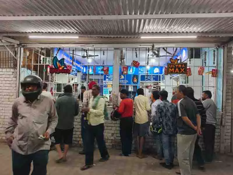 28 शराब की दुकानें नहीं बिकीं, फिर भी Chandigarh प्रशासन ने कमाए 449 करोड़ रुपये 28 शराब की दुकानें नहीं बिकीं, फिर भी Chandigarh प्रशासन ने कमाए 449 करोड़ रुपये