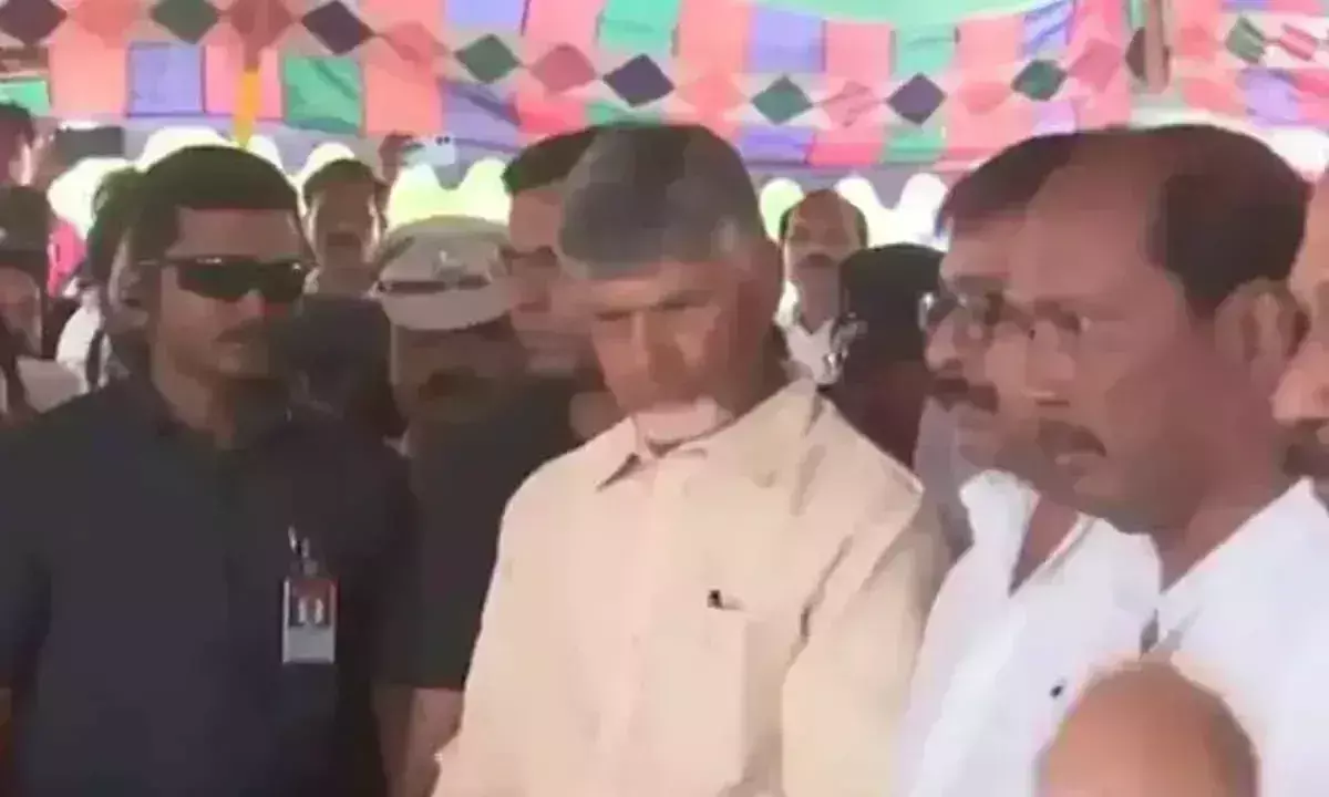 Andhra के सीएम चंद्रबाबू नायडू टीडीपी नेताओं के अंतिम संस्कार में शामिल हुए Andhra के सीएम चंद्रबाबू नायडू टीडीपी नेताओं के अंतिम संस्कार में शामिल हुए