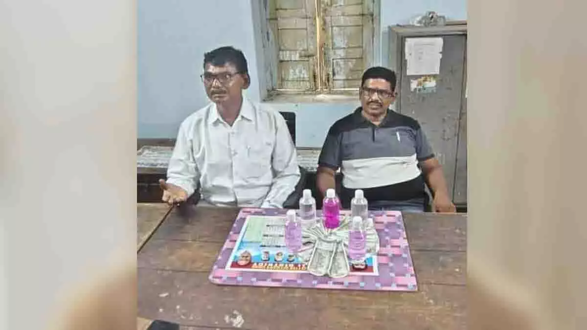 Peddapalli सिंचाई अधिकारी 20,000 रुपये से अधिक की रिश्वत लेते गिरफ्तार Peddapalli सिंचाई अधिकारी 20,000 रुपये से अधिक की रिश्वत लेते गिरफ्तार