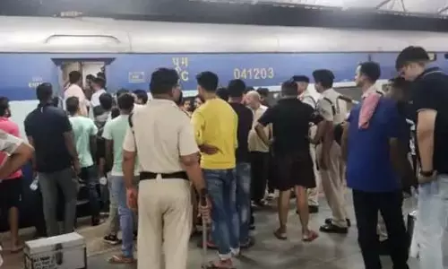 AC बंद होने पर ट्रेन में यात्रियों का हंगामा, गर्मी से हुए परेशान