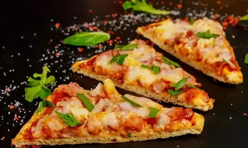 Recipe: बची हुई रोटियों से बनाएं टेस्टी पिज़्ज़ा