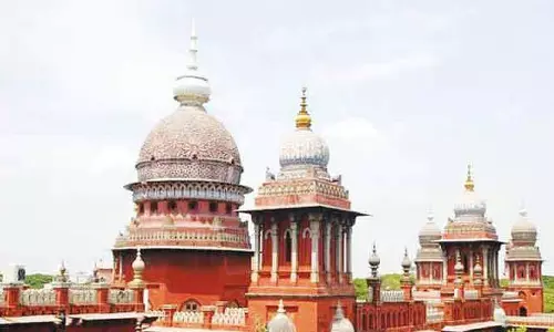 कल्लाकुरिची अवैध शराब मामले में दो लोगों को जमानत दी गई: SC कल्लाकुरिची अवैध शराब मामले में दो लोगों को जमानत दी गई: SC