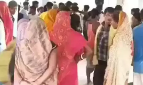 महिला और प्रेमी को आपत्तिजनक हालत में पकड़ा गया...अनोखी घटना घटी
