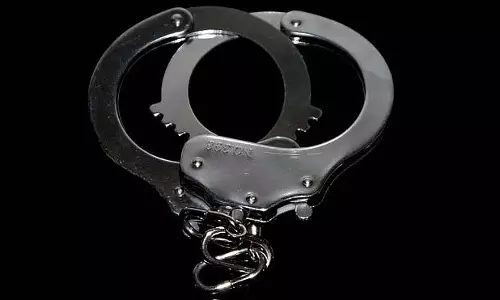 Mumbai: ₹4.55 करोड़ के मोटर कार घोटाले में EOW ने महिला को किया गिरफ्तार Mumbai: ₹4.55 करोड़ के मोटर कार घोटाले में EOW ने महिला को किया गिरफ्तार