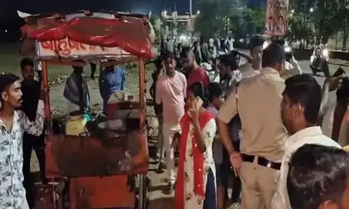पोहा वाले के साथ पुलिसकर्मी ने की दबंगई, व्यापार करने नहीं दिया, सामान बिखेरा
