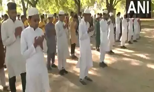 UP: छात्रों ने पहलगाम आतंकवादी हमले के पीड़ितों के लिए प्रार्थना की