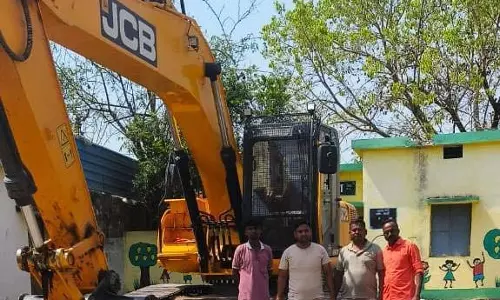 पैरी नदी में अवैध रेत खनन, जेसीबी जब्त