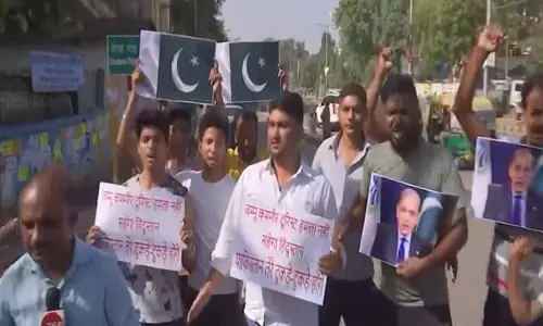 पहलगाम में पर्यटकों पर हुए आतंकी हमले के बाद Patna में स्थानीय लोगों ने किया विरोध प्रदर्शन पहलगाम में पर्यटकों पर हुए आतंकी हमले के बाद Patna में स्थानीय लोगों ने किया विरोध प्रदर्शन