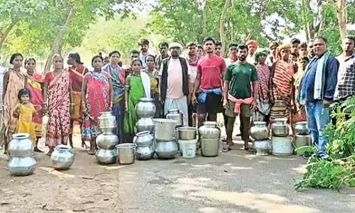 Odisha: दो स्थानों पर खाली बोतलों के साथ विरोध प्रदर्शन किया Odisha: दो स्थानों पर खाली बोतलों के साथ विरोध प्रदर्शन किया