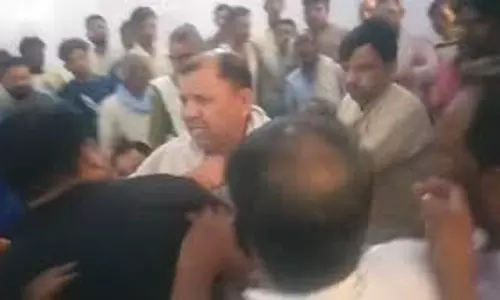 Bareilly में जांच टीम के सामने हंगामा, दो गुटों में भिड़ंत Bareilly में जांच टीम के सामने हंगामा, दो गुटों में भिड़ंत