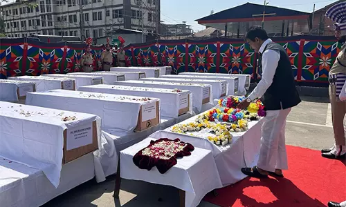 केसी वेणुगोपाल ने Srinagar में पहलगाम हमले के पीड़ितों को श्रद्धांजलि दी केसी वेणुगोपाल ने Srinagar में पहलगाम हमले के पीड़ितों को श्रद्धांजलि दी