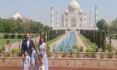 अमेरिकी उपराष्ट्रपति जेडी वेंस और उनके परिवार ने Agra में ताजमहल का दौरा किया