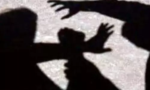 AP: इंजीनियरिंग छात्र ने महिला लेक्चरर पर हमला किया AP: इंजीनियरिंग छात्र ने महिला लेक्चरर पर हमला किया