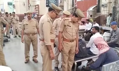 Lucknow: जम्मू कश्मीर के पहलगाम में हुए आतंकी हमले के बाद हाई अलर्ट जारी Lucknow: जम्मू कश्मीर के पहलगाम में हुए आतंकी हमले के बाद हाई अलर्ट जारी