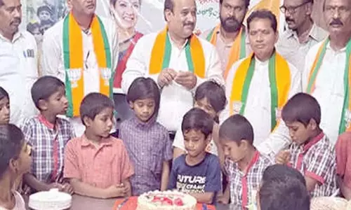 पुरंदेश्वरी का जन्मदिन मनाया पुरंदेश्वरी का जन्मदिन मनाया