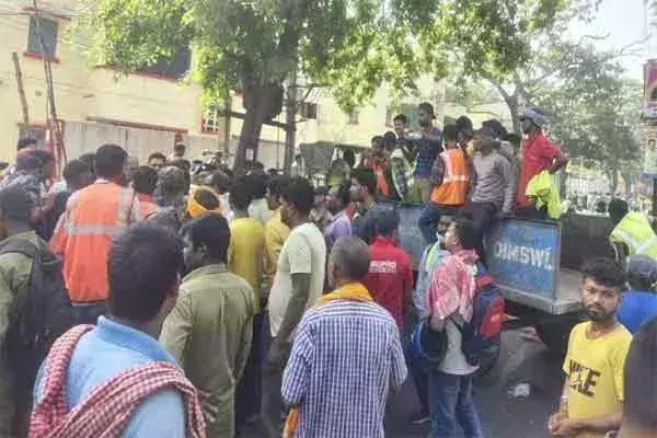 Dhanbad में बारातियों की बस ने मचाया कहर, निगम कर्मी की मौत दो गंभीर Dhanbad में बारातियों की बस ने मचाया कहर, निगम कर्मी की मौत दो गंभीर