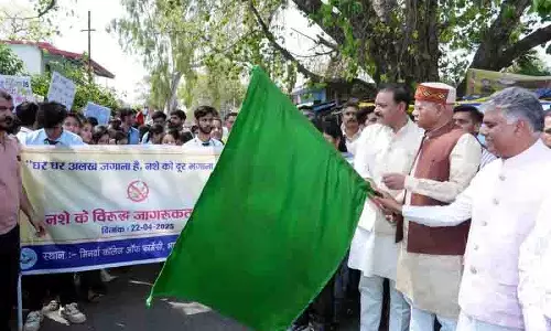 Himachal: नशा विरोधी रैली को हरी झंडी दिखाई Himachal: नशा विरोधी रैली को हरी झंडी दिखाई