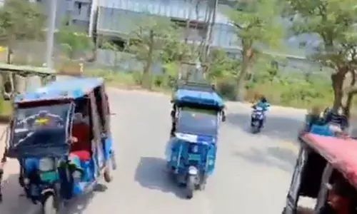ई-रिक्शा चालकों का स्टंट वीडियो वायरल, ट्रैफिक पुलिस ने काटा 30,500 रुपए का चालान