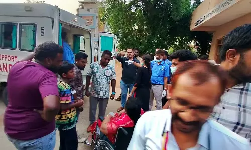 बस पलटने से 40 से अधिक यात्री घायल
