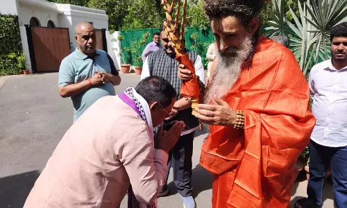 मंत्री रामविचार नेताम ने सद्गुरु रितेश्वर जी महाराज का लिया आशीर्वाद