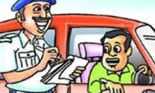 Farrukhabad: ट्रैफिक पुलिस की चेकिंग अभियान में 30-40 वाहन चालकों पर गिरी गाज Farrukhabad: ट्रैफिक पुलिस की चेकिंग अभियान में 30-40 वाहन चालकों पर गिरी गाज