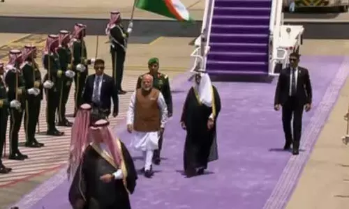 सऊदी अरब पहुंचे मोदी, जेद्दा में हुआ भव्य स्वागत सऊदी अरब पहुंचे मोदी, जेद्दा में हुआ भव्य स्वागत