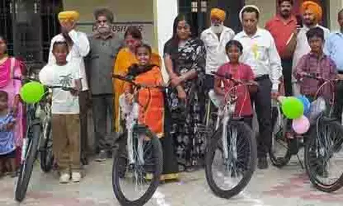 NRI ने बस्सी पठाना गांव में छात्रों को 30 साइकिलें वितरित कीं