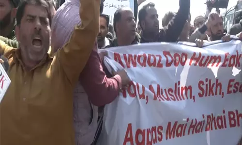 Pahalgam आतंकी हमले के बाद श्रीनगर पुलिस नियंत्रण कक्ष के बाहर विरोध प्रदर्शन