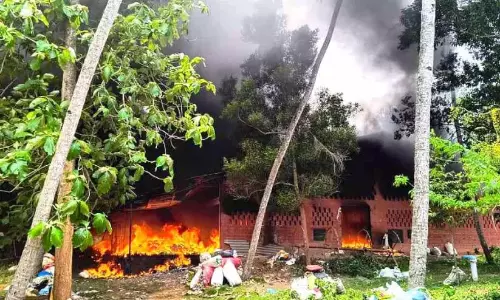 Kerala : अज़हूर में प्लास्टिक कचरा भंडारण केंद्र में आग लग गई Kerala : अज़हूर में प्लास्टिक कचरा भंडारण केंद्र में आग लग गई