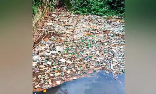गर्मियों की बारिश भारी हो गई है; नदी सीवेज से भर गई है और ओवरफ्लो हो रही