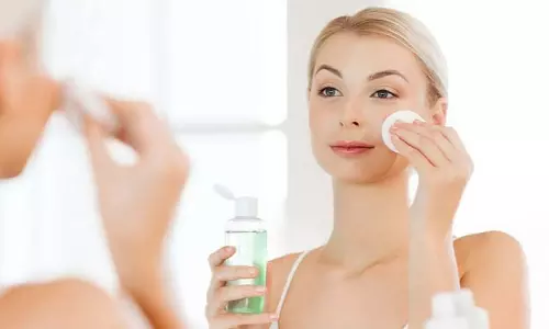 हाइड्रेटेड, साफ़ और चमकदार त्वचा के लिए DIY फेस टोनर