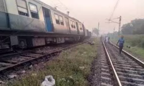 Chennai रॉयपुरम के पास ईएमयू ट्रेन पटरी से उतरी, कोई हताहत नहीं Chennai रॉयपुरम के पास ईएमयू ट्रेन पटरी से उतरी, कोई हताहत नहीं