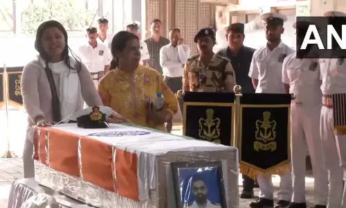 पहलगाम आतंकी हमले में शहीद हुए भारतीय नौसेना के लेफ्टिनेंट, पति के शरीर से लिपटकर बिलख पड़ीं पत्नी पहलगाम आतंकी हमले में शहीद हुए भारतीय नौसेना के लेफ्टिनेंट, पति के शरीर से लिपटकर बिलख पड़ीं पत्नी