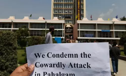 Kashmir विश्वविद्यालय के छात्रों और विद्वानों ने पहलगाम हमले का विरोध किया Kashmir विश्वविद्यालय के छात्रों और विद्वानों ने पहलगाम हमले का विरोध किया