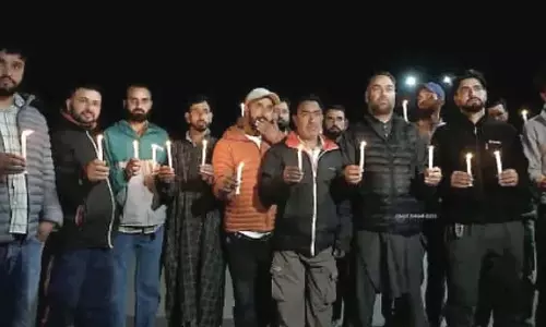 Kashmir में निवासियों ने कैंडल मार्च निकाला Kashmir में निवासियों ने कैंडल मार्च निकाला