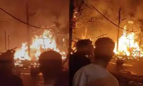 Lakhimpur Kheri: चूल्हे की चिंगारी से लगी आग, सात घर खाक Lakhimpur Kheri: चूल्हे की चिंगारी से लगी आग, सात घर खाक