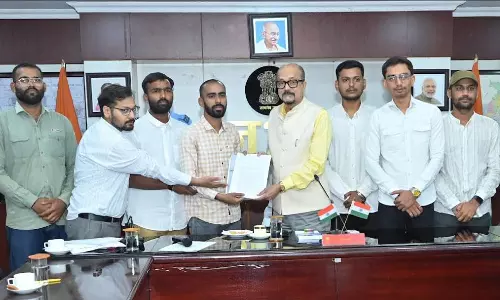 राज्यपाल डेका से अटल बिहारी वाजपेयी विश्वविद्यालय के विद्यार्थियों ने की मुलाकात