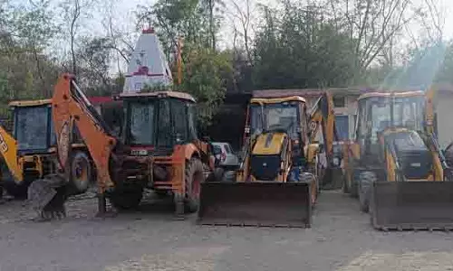 Himachal: छापेमारी के दौरान अवैध खनन में लगे ट्रक ने पुलिसकर्मी को घसीटा, घायल Himachal: छापेमारी के दौरान अवैध खनन में लगे ट्रक ने पुलिसकर्मी को घसीटा, घायल