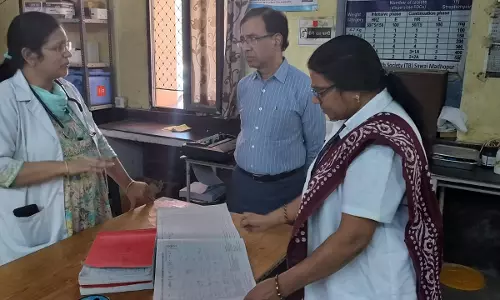 Madhopur: अतिरिक्त निदेशक ने मेडिकल कॉलेज और सिटी डिपेंसरी का निरीक्षण किया