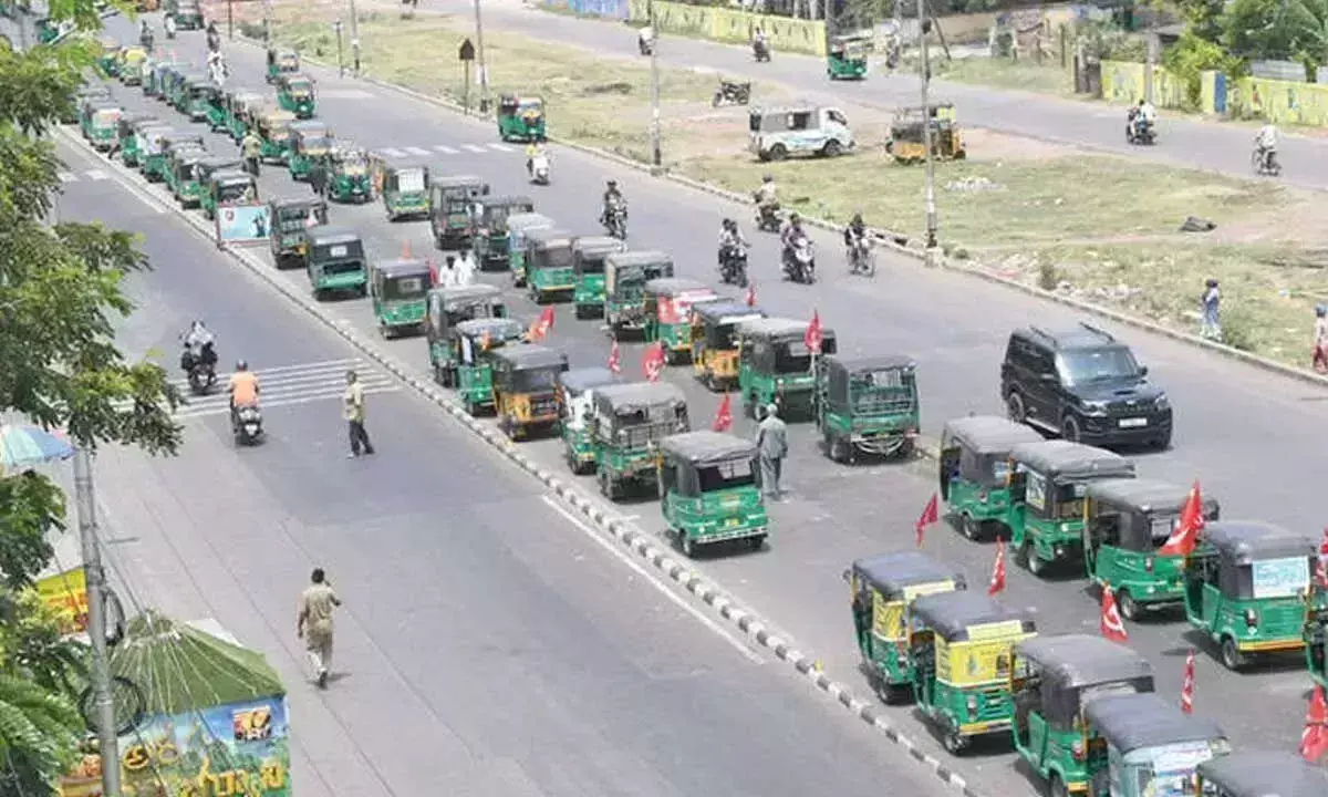 Andhra: ऑटो कर्मचारियों ने किया व्यापक विरोध प्रदर्शन