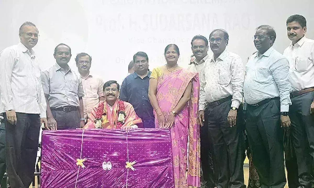 कुलपति प्रो. सुदर्शन राव को JNTU अनंतपुर संकाय द्वारा सम्मानित किया गया