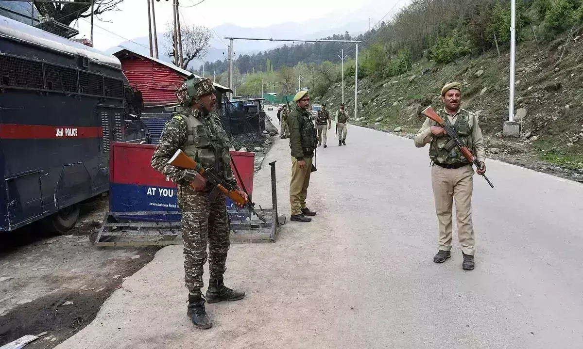 Pahalgam आतंकी हमले के बाद एपी भवन में आपातकालीन सहायता डेस्क स्थापित किया गया Pahalgam आतंकी हमले के बाद एपी भवन में आपातकालीन सहायता डेस्क स्थापित किया गया