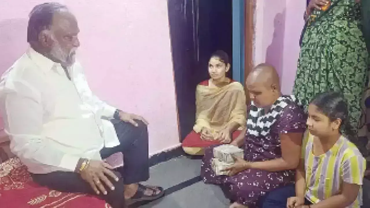 Telangana: जग्गा रेड्डी ने कैंसर रोगी को 10 लाख रुपये की मदद दी