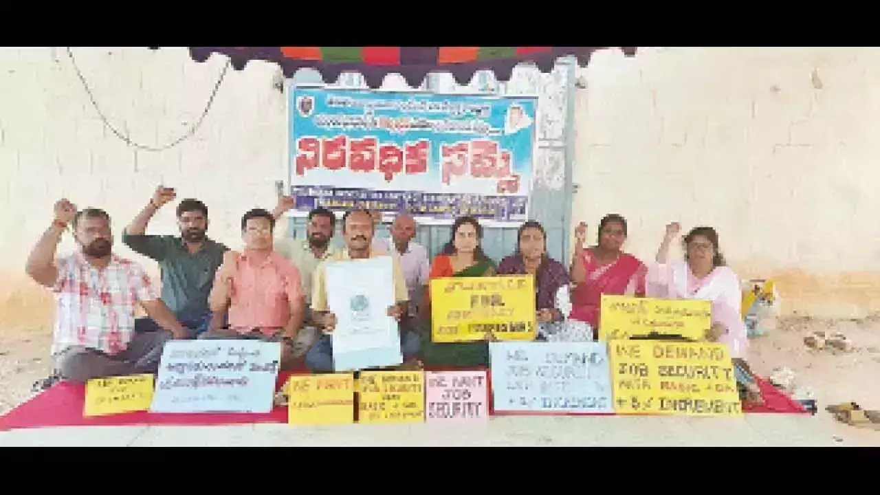 Telangana: विश्वविद्यालय अनुबंध शिक्षकों की अनिश्चितकालीन हड़ताल चौथे दिन में प्रवेश कर गई Telangana: विश्वविद्यालय अनुबंध शिक्षकों की अनिश्चितकालीन हड़ताल चौथे दिन में प्रवेश कर गई