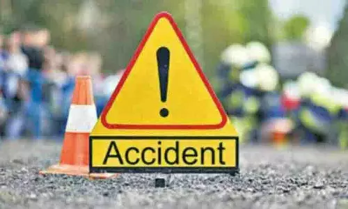 Adilabad में ट्रक ने बाइक को रौंदा, सेवानिवृत्त शिक्षक की मौत