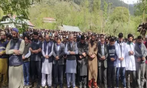 CM अब्दुल्ला ने पहलगाम आतंकी हमले के पीड़ित को श्रद्धांजलि दी, हरसंभव मदद का दिया आश्वासन CM अब्दुल्ला ने पहलगाम आतंकी हमले के पीड़ित को श्रद्धांजलि दी, हरसंभव मदद का दिया आश्वासन