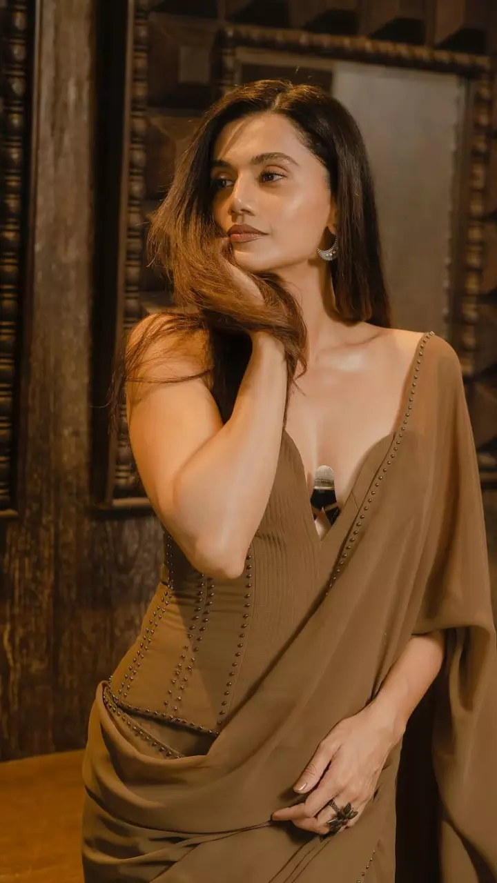 तापसी का सिज़लिंग लुक