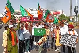 Prayagraj: पवन श्रीवास्तव का तीखा रुख, कहा पाकिस्तान से सिर्फ युद्ध ही विकल्प Prayagraj: पवन श्रीवास्तव का तीखा रुख, कहा पाकिस्तान से सिर्फ युद्ध ही विकल्प