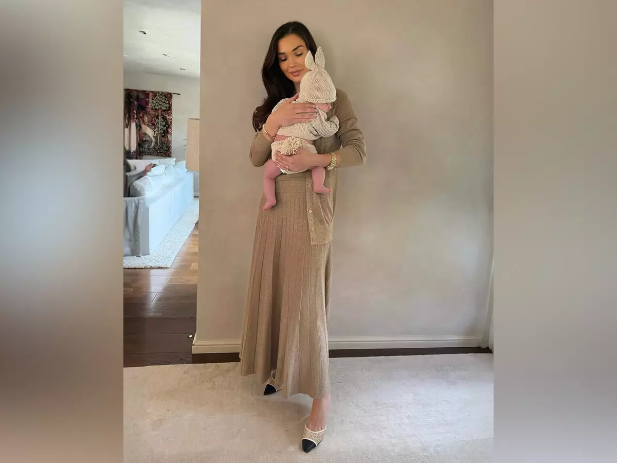 Amy Jackson ने अपने परिवार के साथ ईस्टर सेलिब्रेशन की झलक शेयर की Amy Jackson ने अपने परिवार के साथ ईस्टर सेलिब्रेशन की झलक शेयर की